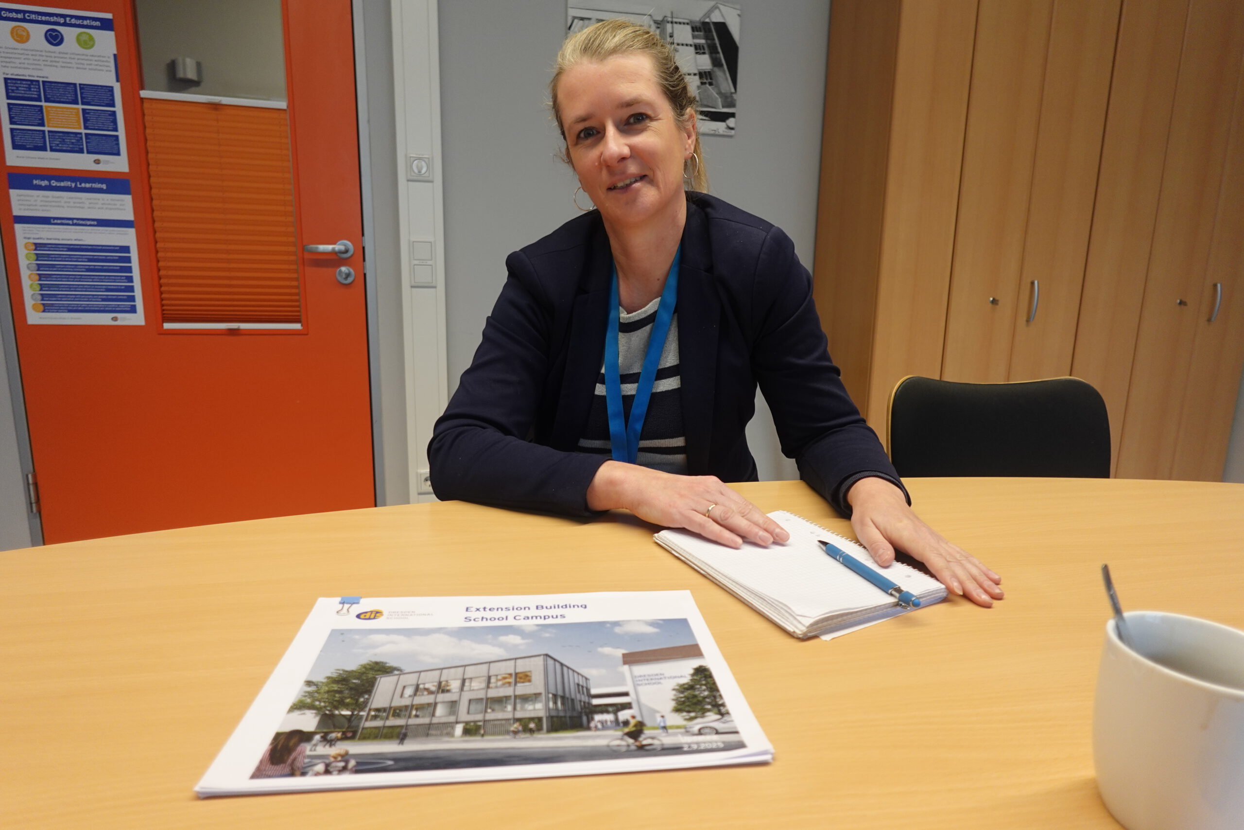 frau am tisch mit plan.